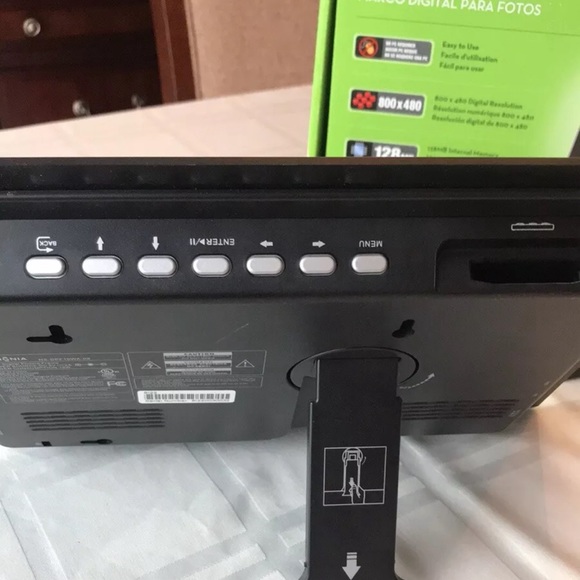 Insignia 9-Inch Digital Picture Frame - Picture 3 of 5